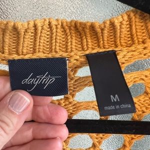 Daytrip retro sweater. Size M. Mustard color.